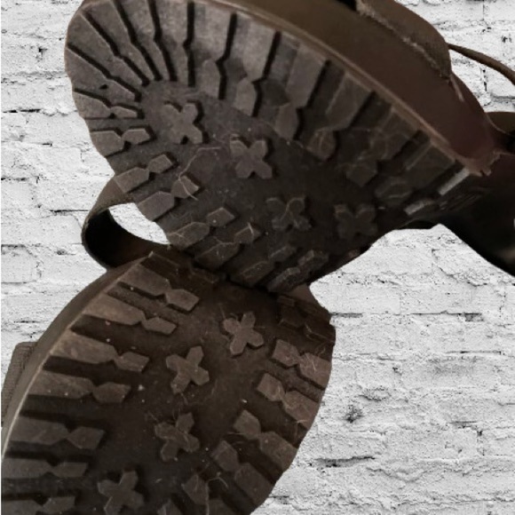 Loving the bottom of these heels!​​​ - Picture 7 of 11